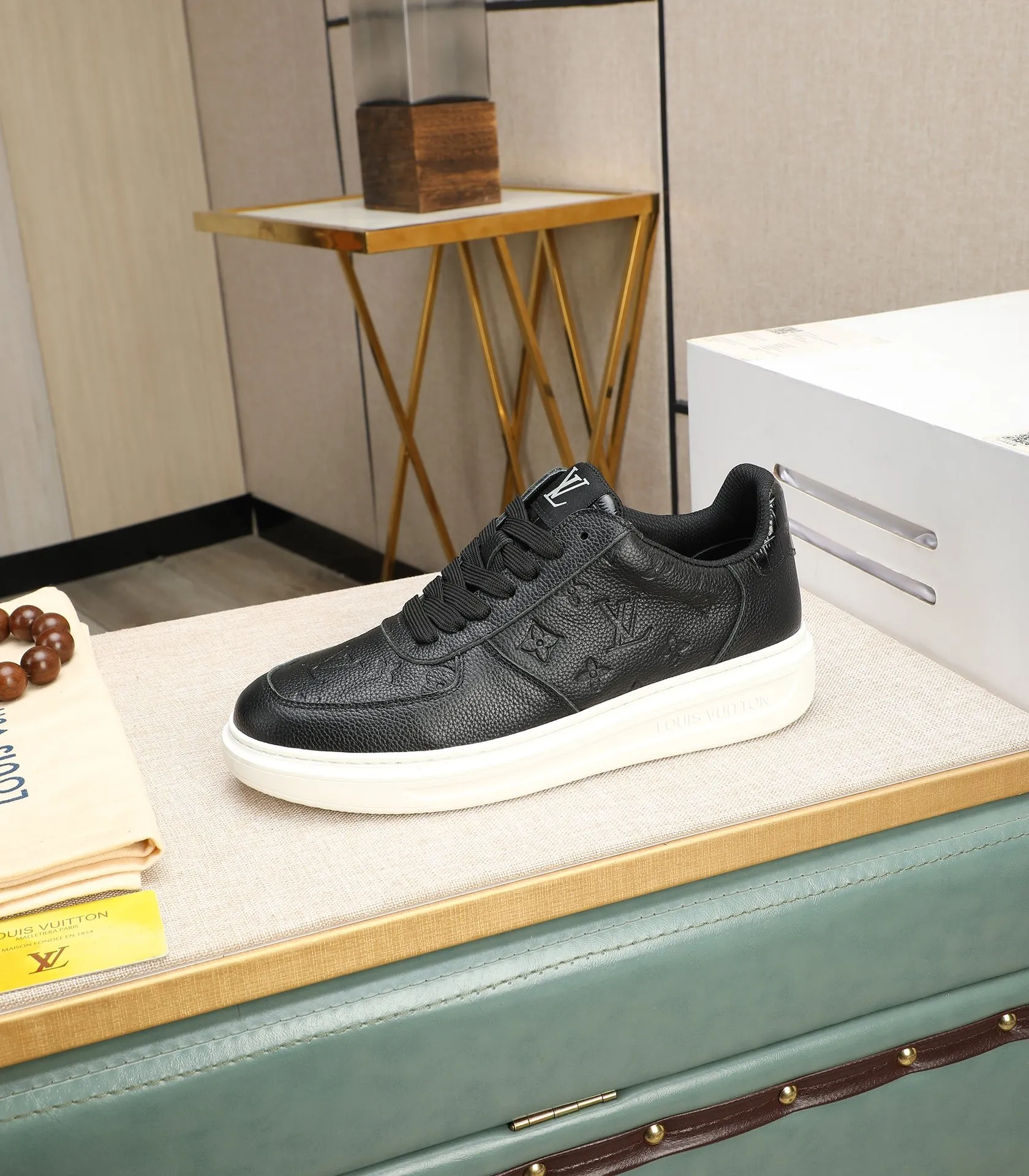 Men's shoes 💰540 💰(Niuli: full package) louis vuitton (Louis Vuitton/lv) top 🔍🔍 new models are on sale at the same time at the counter. The upper 🇮🇹 is imported from Italy, first-layer cowhide, and the lining is fully imported cowhide. 💪💪, completely 1⃣️ to 1 ⃣️Re-engraved🇮🇹💪💪, ⚠Sole: The original sole is specially provided by the original factory, the exclusive movable molded sole is super comfortable, ⚠The original factory follows the order, 🔍🔍high quality, you can enter and exit the counter at will, welcome to compare⚠. Code number:38-44